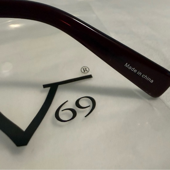 Sunglasses Versace 19V69 Glasses (52 15 145) Abbigliamento Sport Black and Pink.